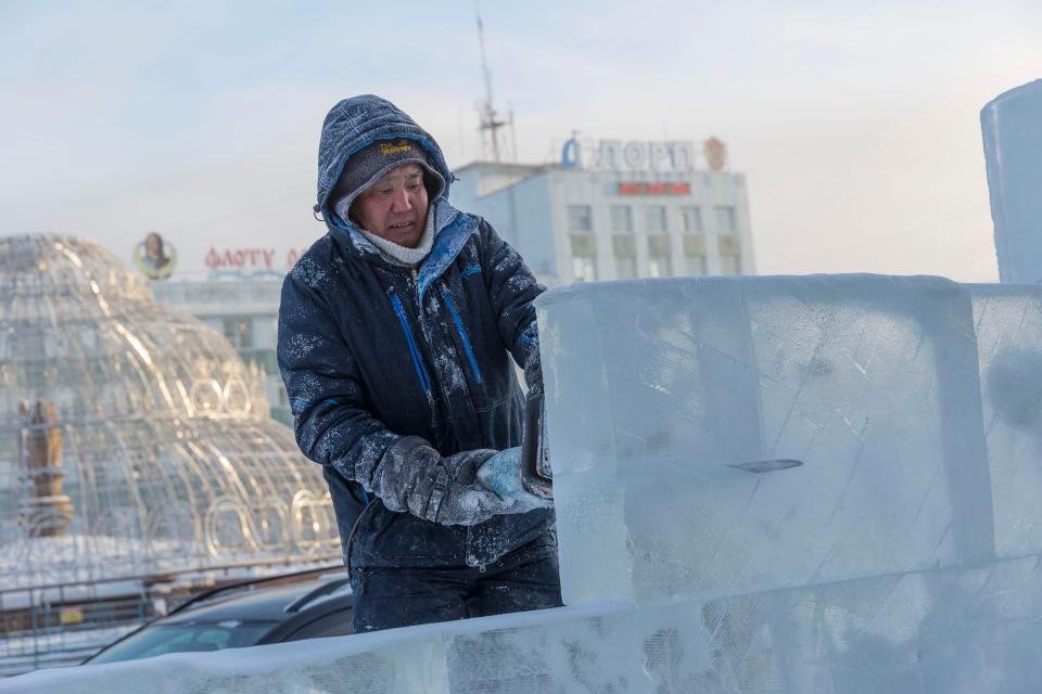 Низкое зимнее. Якутск это Сибирь. Пережили зиму. Пережить зиму фото. Я пережил зиму 2011.