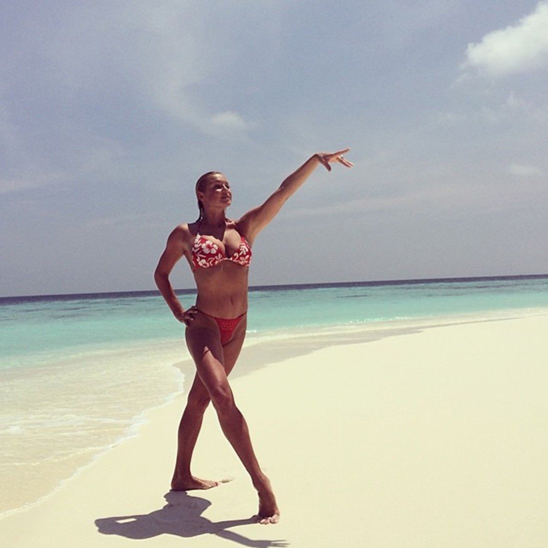 Анастасия Волочкова в купальнике на Мальдивах