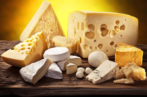 Из полезного продукта во вредный: Диетологи рассказали, к чему приводит употребление сыра