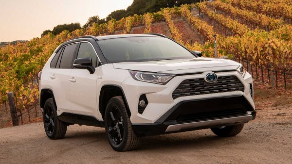 «Он пришел побеждать»: Блогер поделился обзором на Toyota RAV4 2019