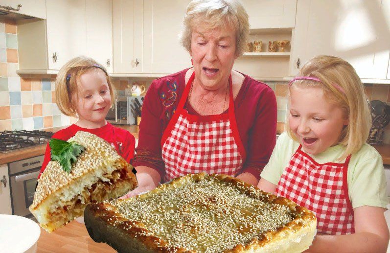 Танечка угости бабушку своим пирогом. Пирог бабка. Бабушка готовит. Бабушка с пирогом. Жареная бабка.