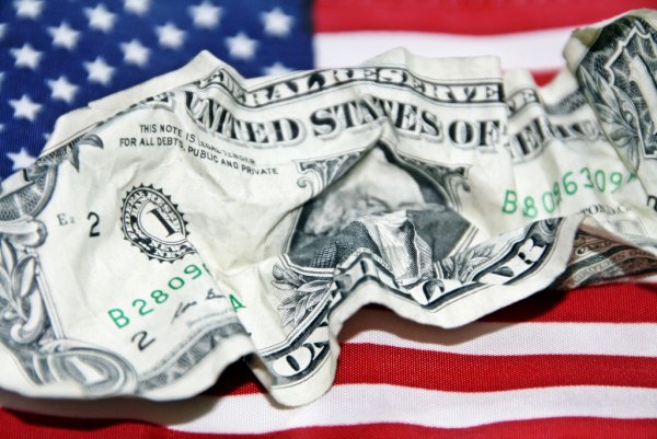 Избавиться от доллара – смерти подобно: 82% пенсий в мире оказались в американской валюте