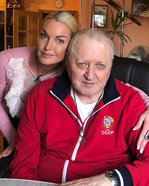 Несмотря на грязные скандалы, Волочкова тратит миллионы на содержания отца-инвалида