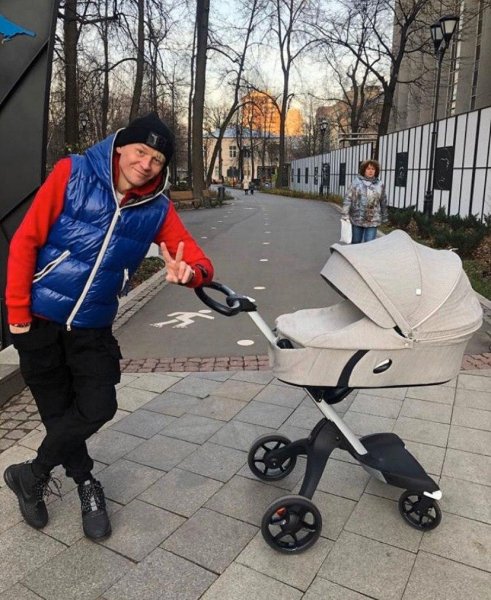 Экс-солист «Отпетых мошенников» по закону бумеранга остался на улице с ребенком