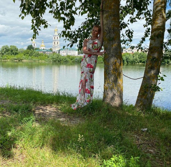 Анастасия Волочкова на фоне храма в Дивеево. Фото: Instagram @volochkova_art