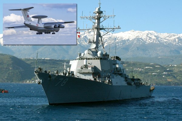 Российская авиация провела условную атаку на американский эсминец