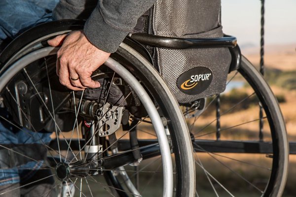 В Японии инвалидную коляску оснастили роборуками