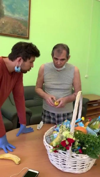 Алибасов-младший пришел навестить и накормить Алибасова-страшего в психиатрической больнице; Кадр из видео на странице @alibasov_nana в Instagram
