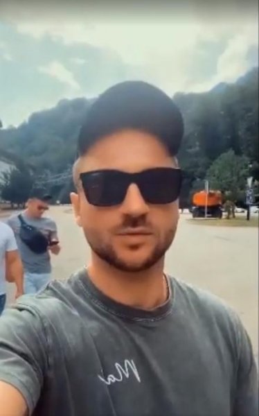 Лазарев гуляет по Сочи с Малиновскими; Кадр из видео на странице @lazarevsergei в Instagram