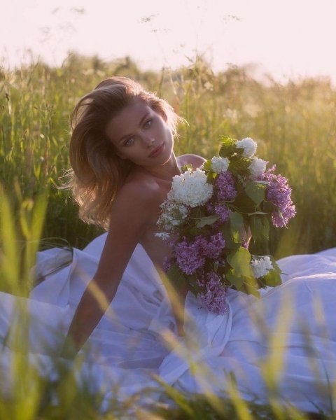 Алёна Краснова оказалась неплохой певицей, что продемонстрировала на свадьбе друзей; фото с аккаунта @alenaakrasnova в Instagram