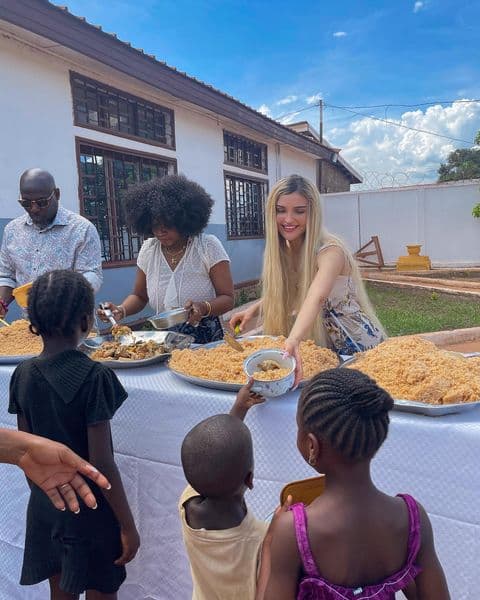Дина Саева кормит рисом местных детей, Instagram