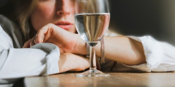 Почему алкоголик может сорваться после лечения?